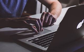 张嘉倪脱掉“战靴”：她的光脚，是成年人最体面的休战