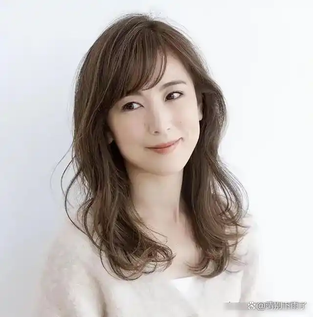 女明星齐肩卷发_中年女性齐肩卷发_优雅气质发型