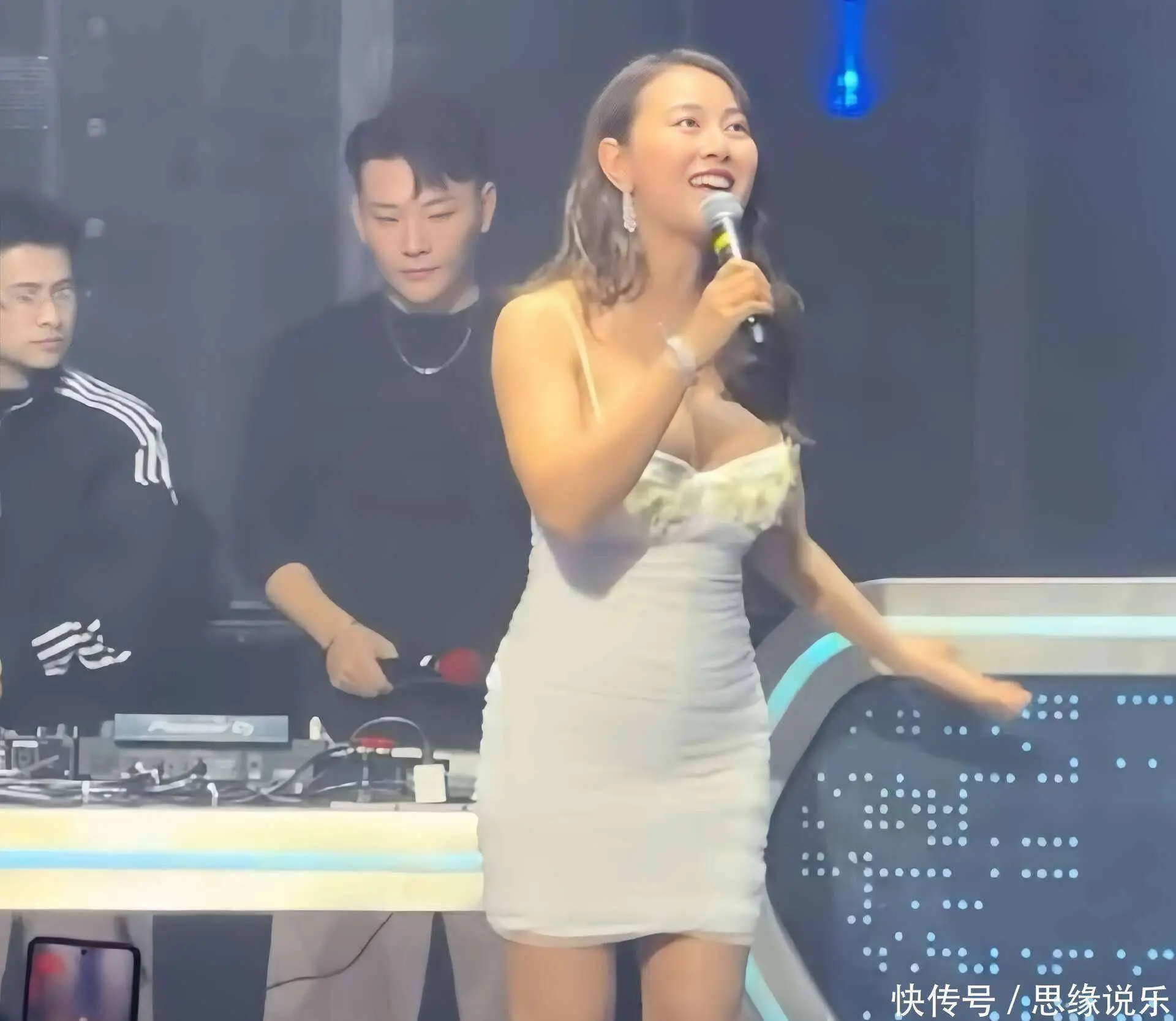 袁嘉敏近况_台湾女明星大尺度_袁嘉敏性感自拍