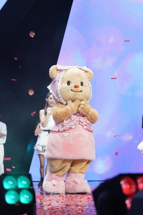 小卤蛋甜蜜炫耀舞台实力 陪女友刷手机超宠溺