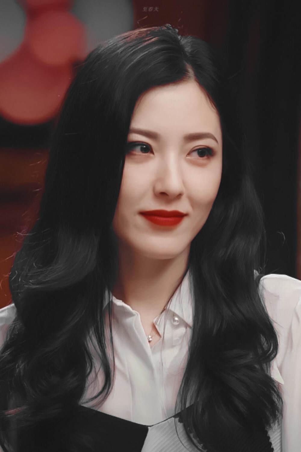 脸大显气质女星_大脸气质中年女星_韩国脸大女明星